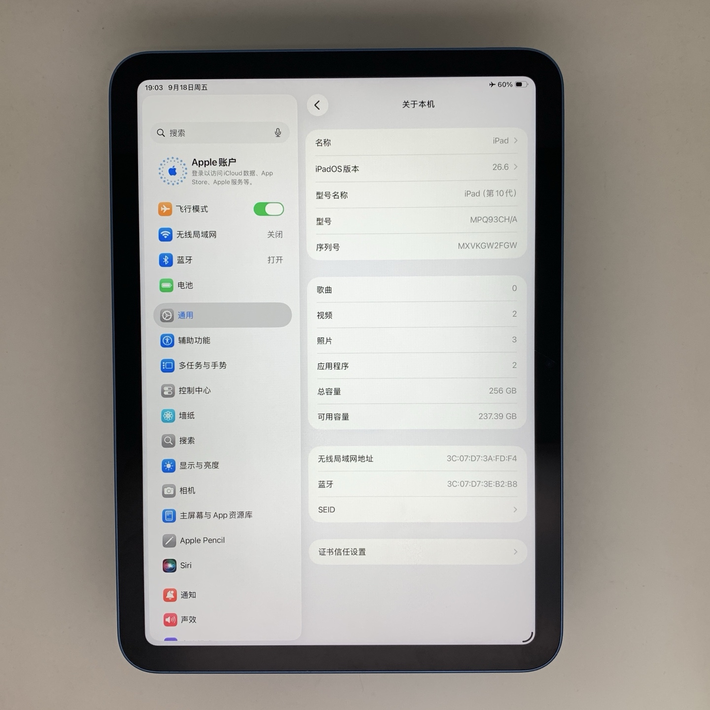 iPad 10 10.9-inch (2022) Blue, view 2