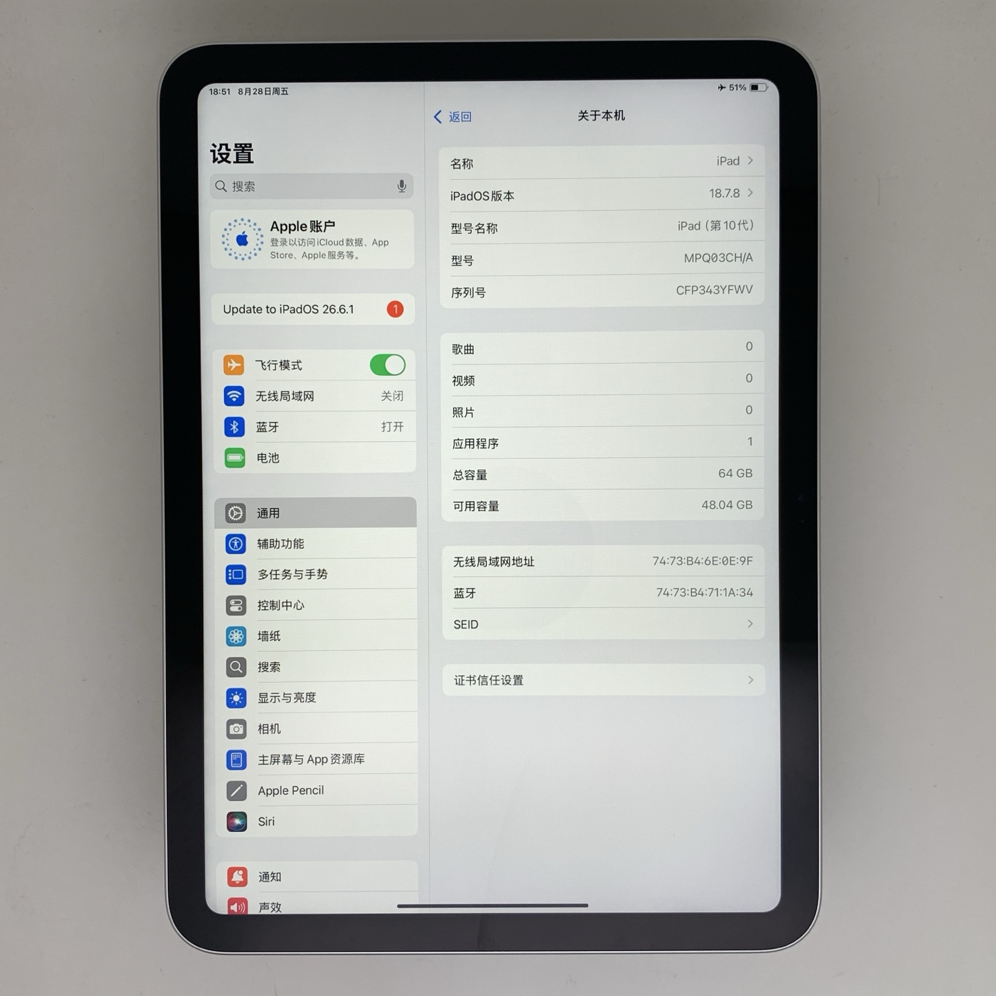 iPad 10 10.9-inch (2022) Silver, view 2