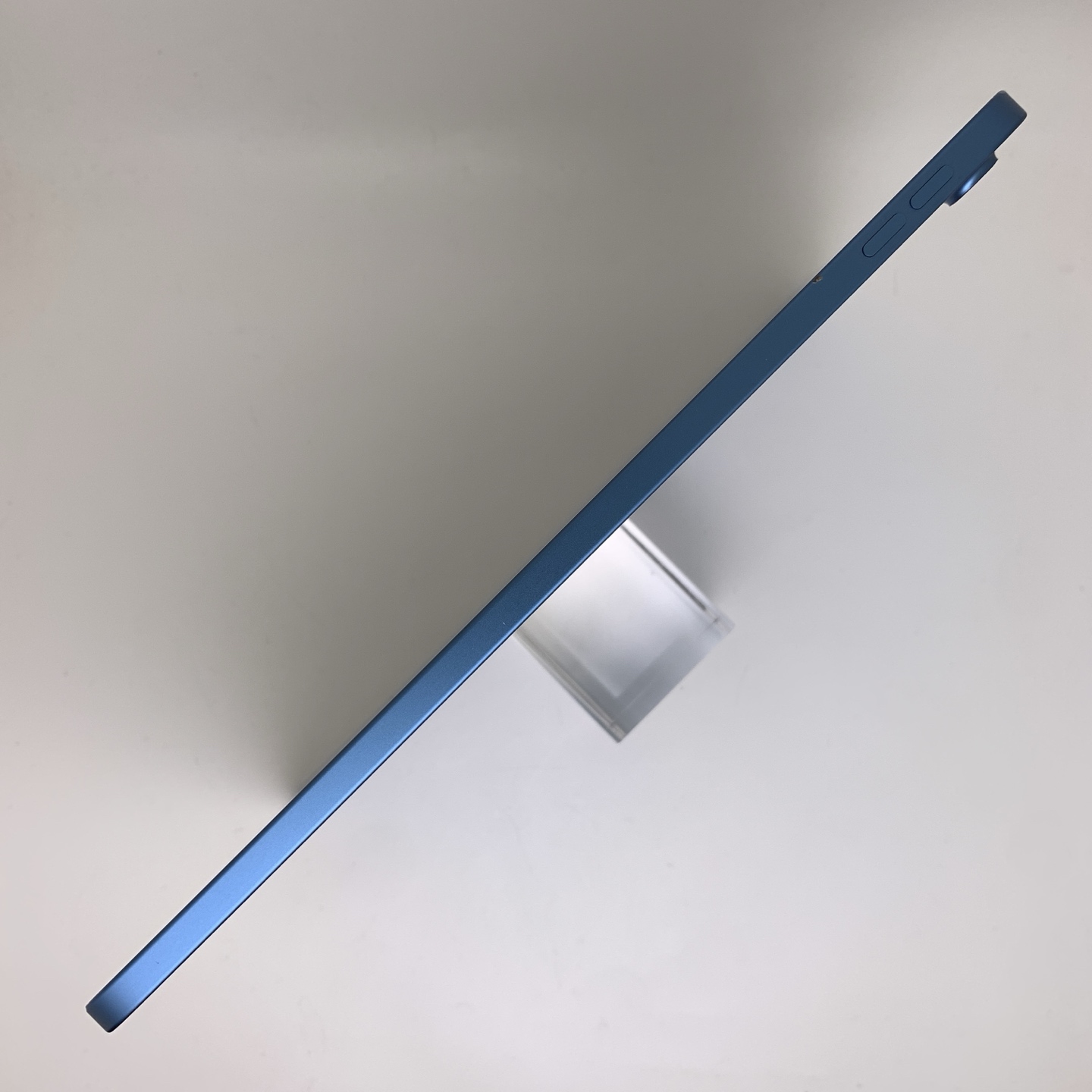 iPad 11 11-inch (2025) Blue, view 3
