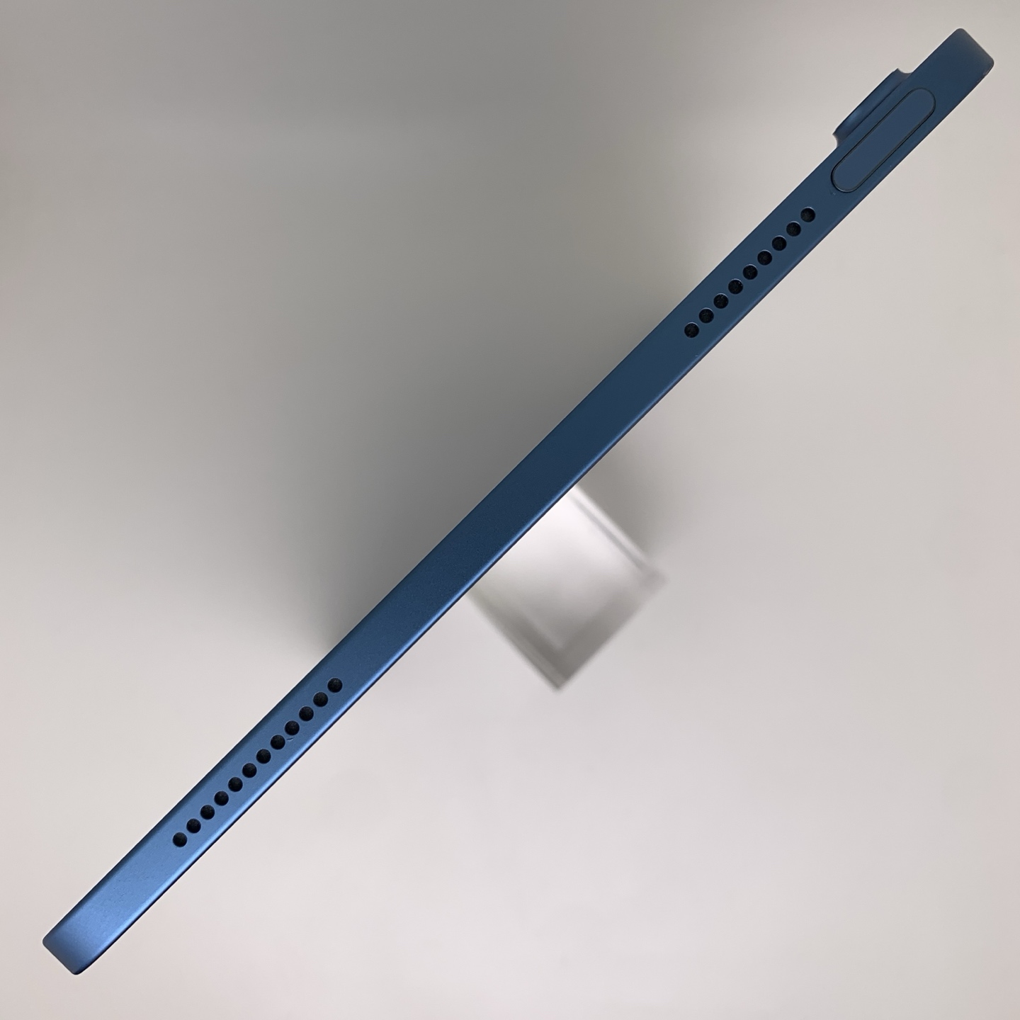 iPad 11 11-inch (2025) Blue, view 5