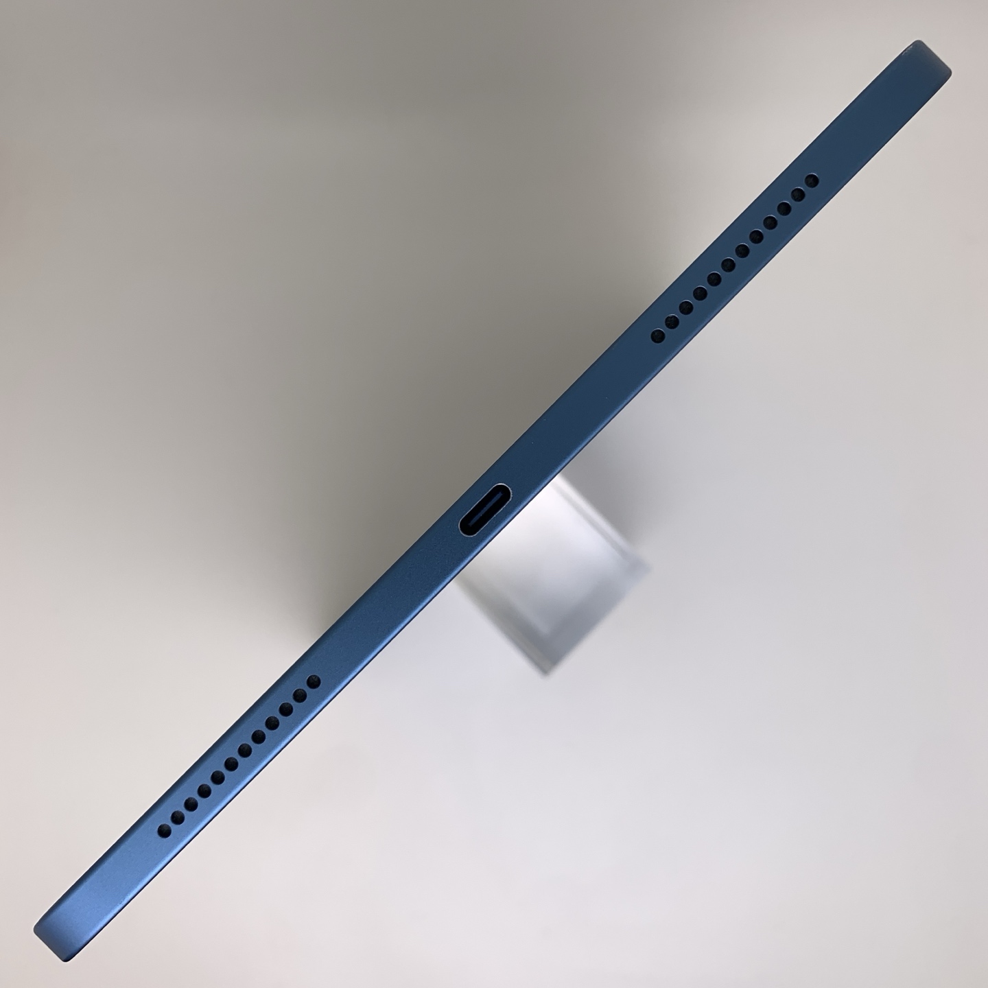 iPad 11 11-inch (2025) Blue, view 6