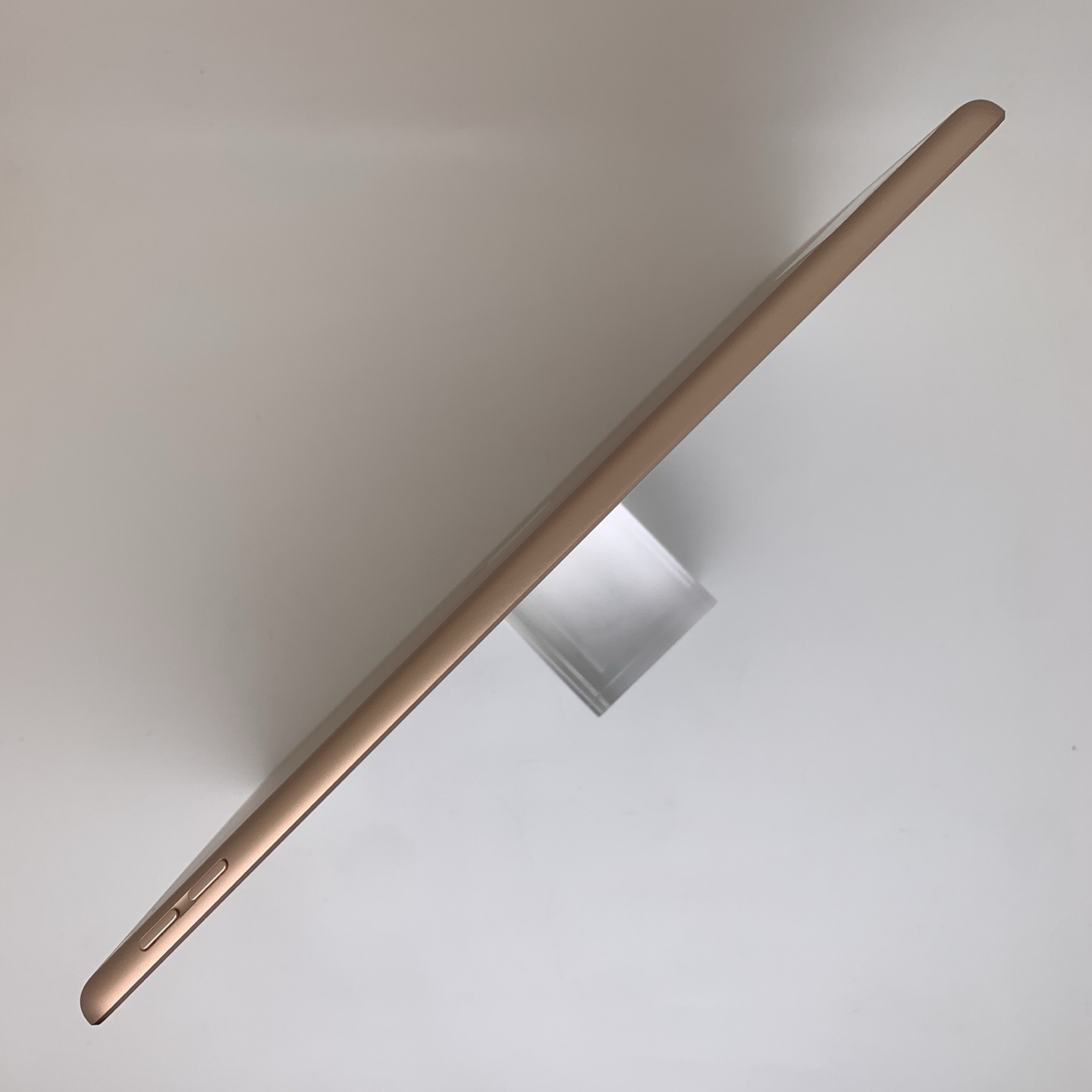 iPad 8 10.2-inch (2020) Gold, view 4