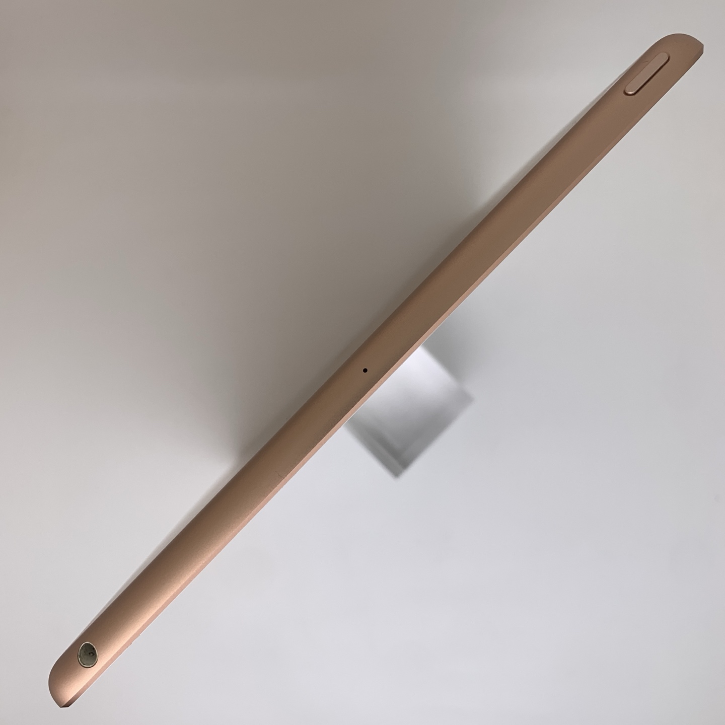 iPad 8 10.2-inch (2020) Gold, view 5