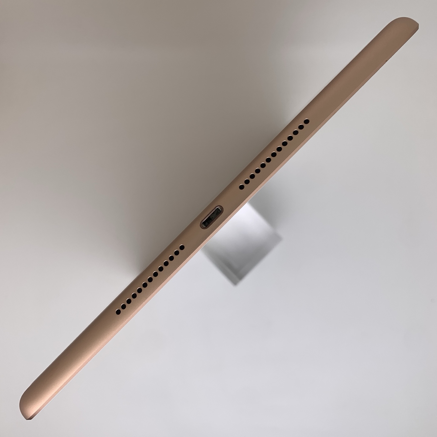 iPad 8 10.2-inch (2020) Gold, view 6