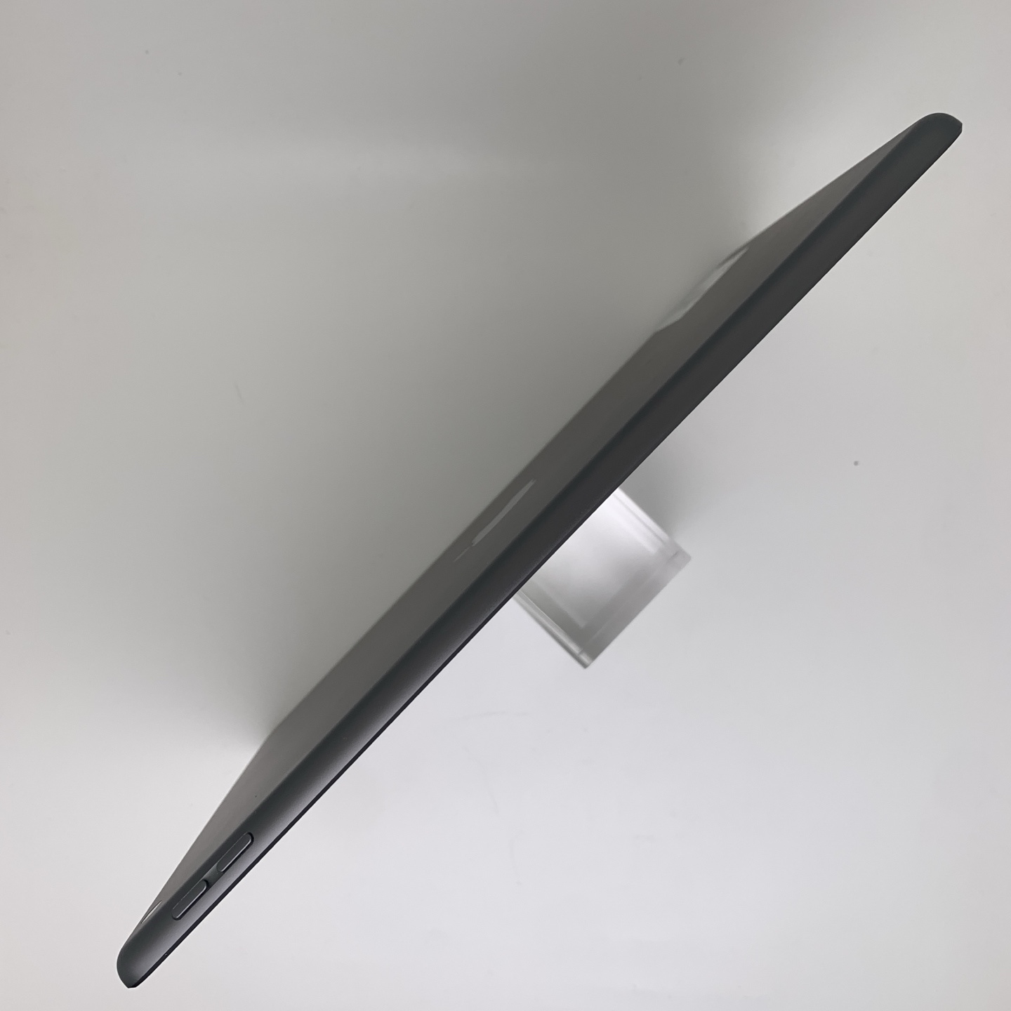 iPad 9 10.2-inch (2021) Space Gray, view 4