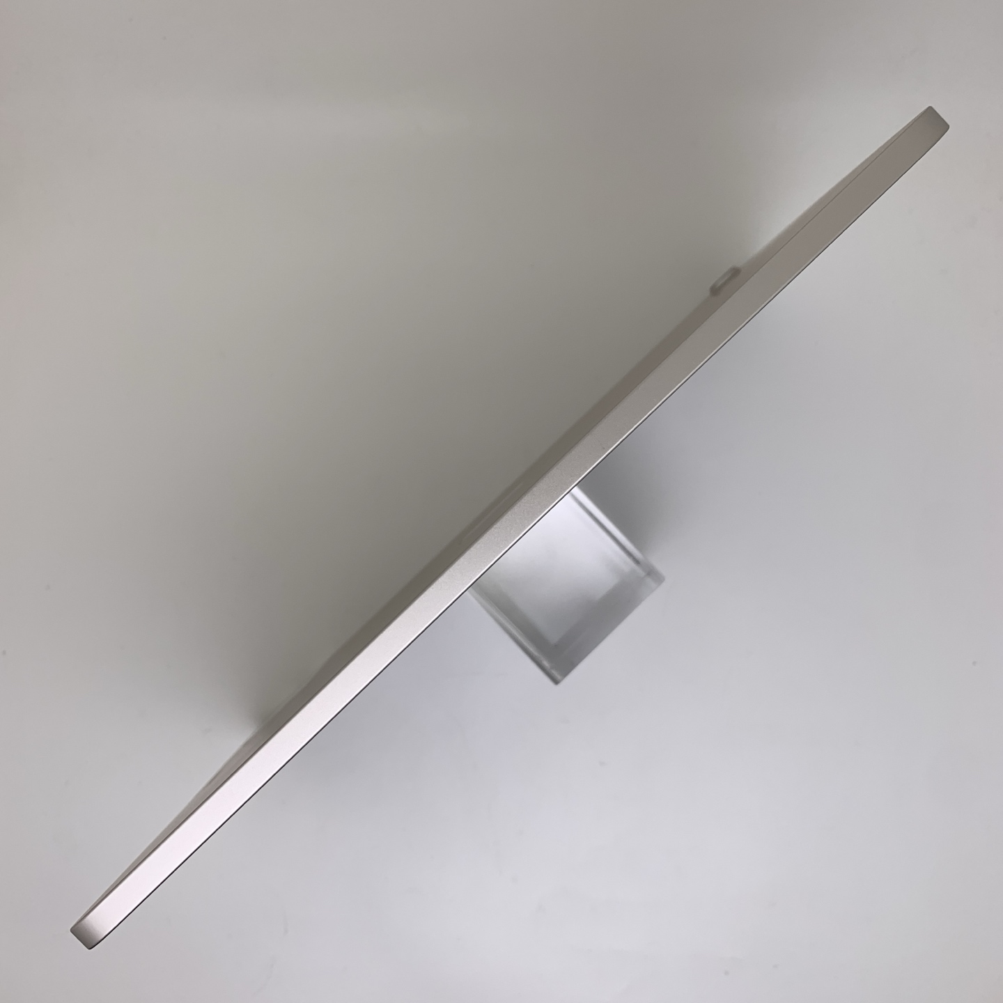 iPad Air 5 10.9-inch (2022) Starlight, view 3