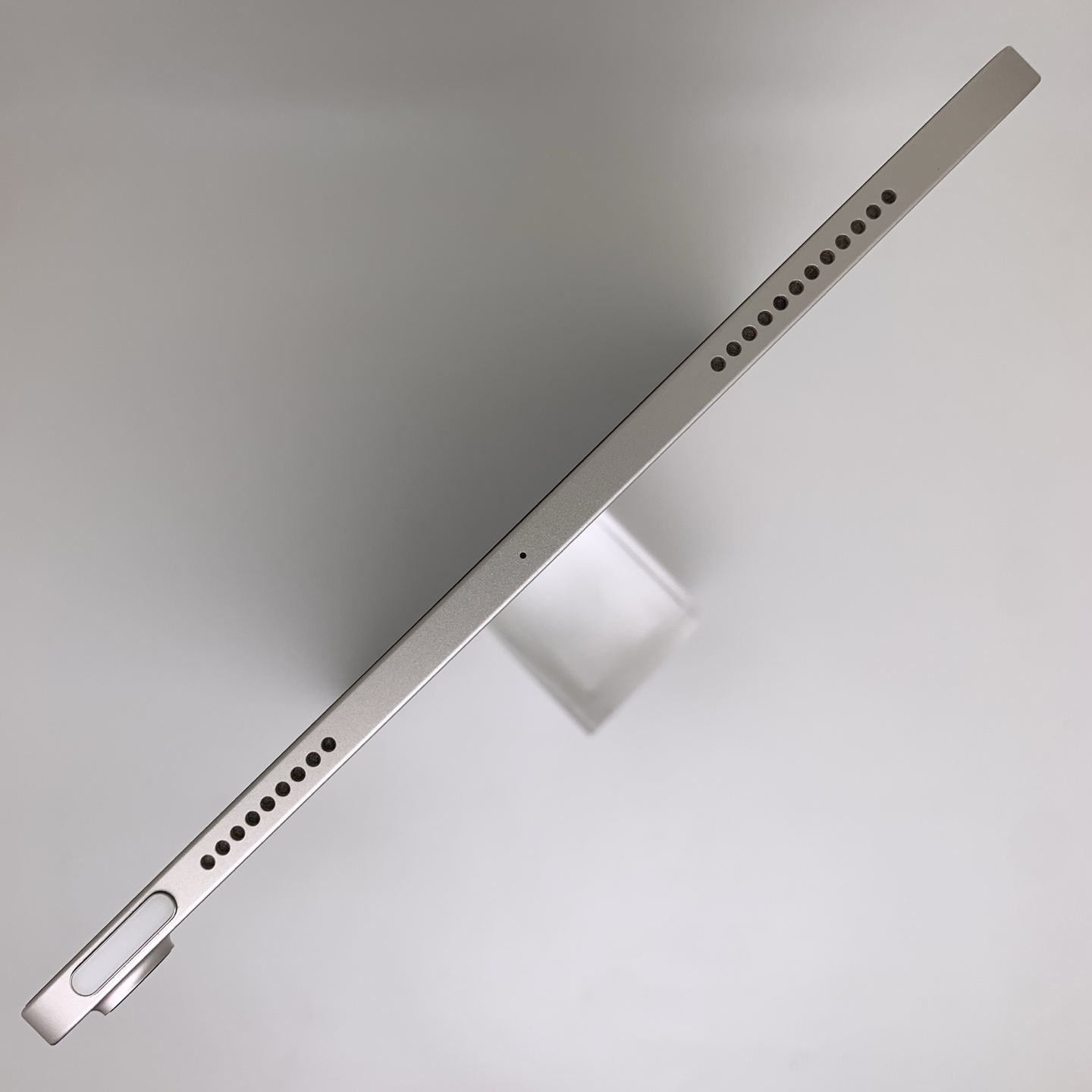 iPad Air 5 10.9-inch (2022) Starlight, view 5
