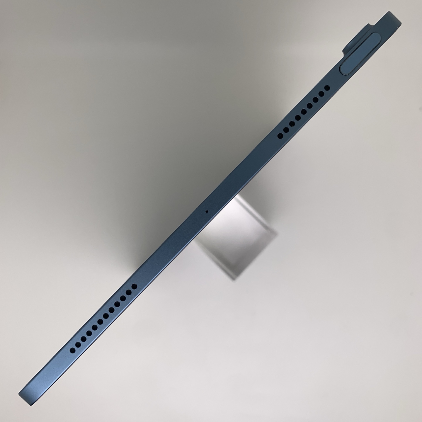 iPad Air 5 11-inch (2022) Blue, view 5