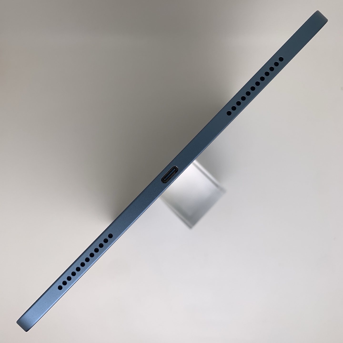 iPad Air 5 11-inch (2022) Blue, view 6