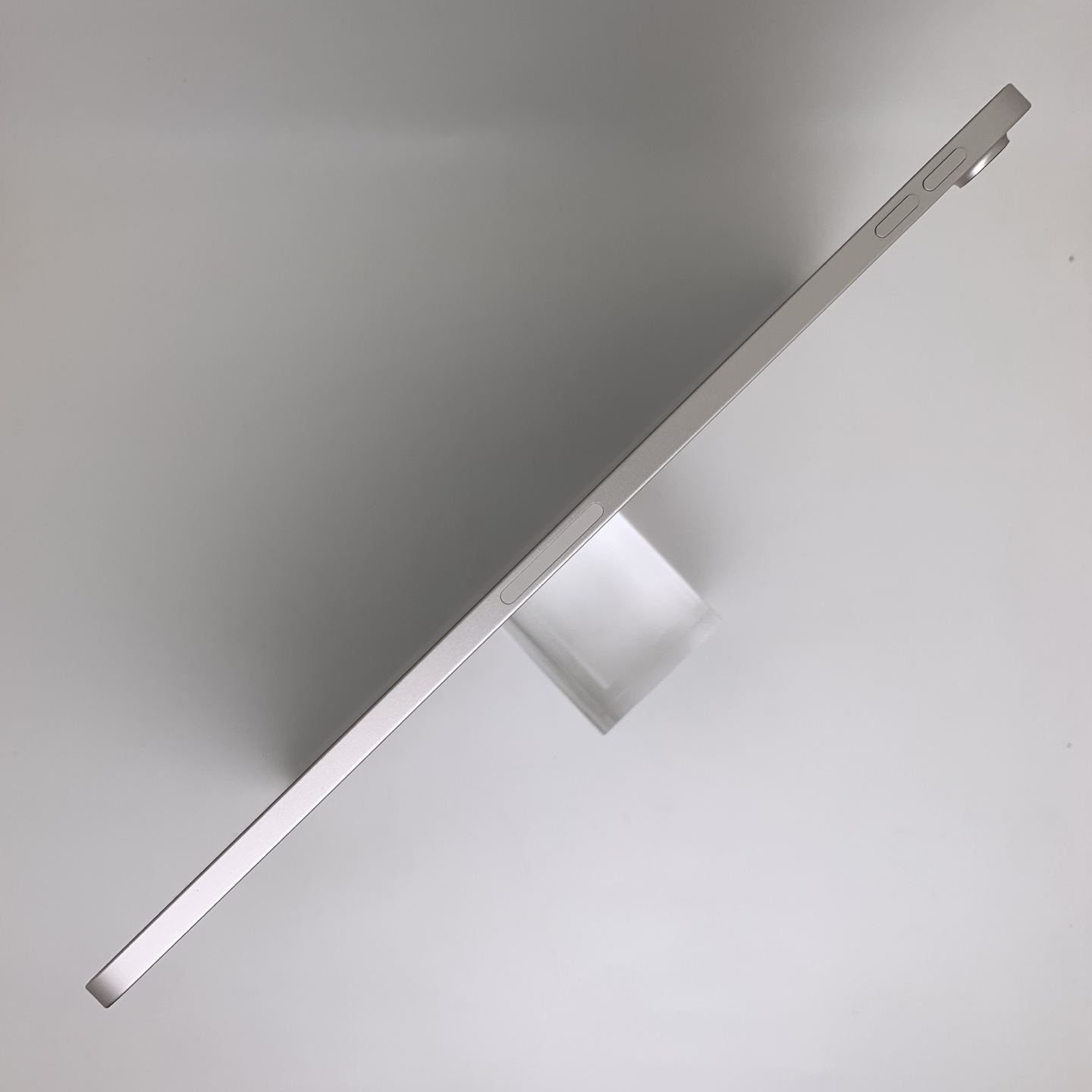 iPad Air 7 11-inch (2024) Starlight, view 3
