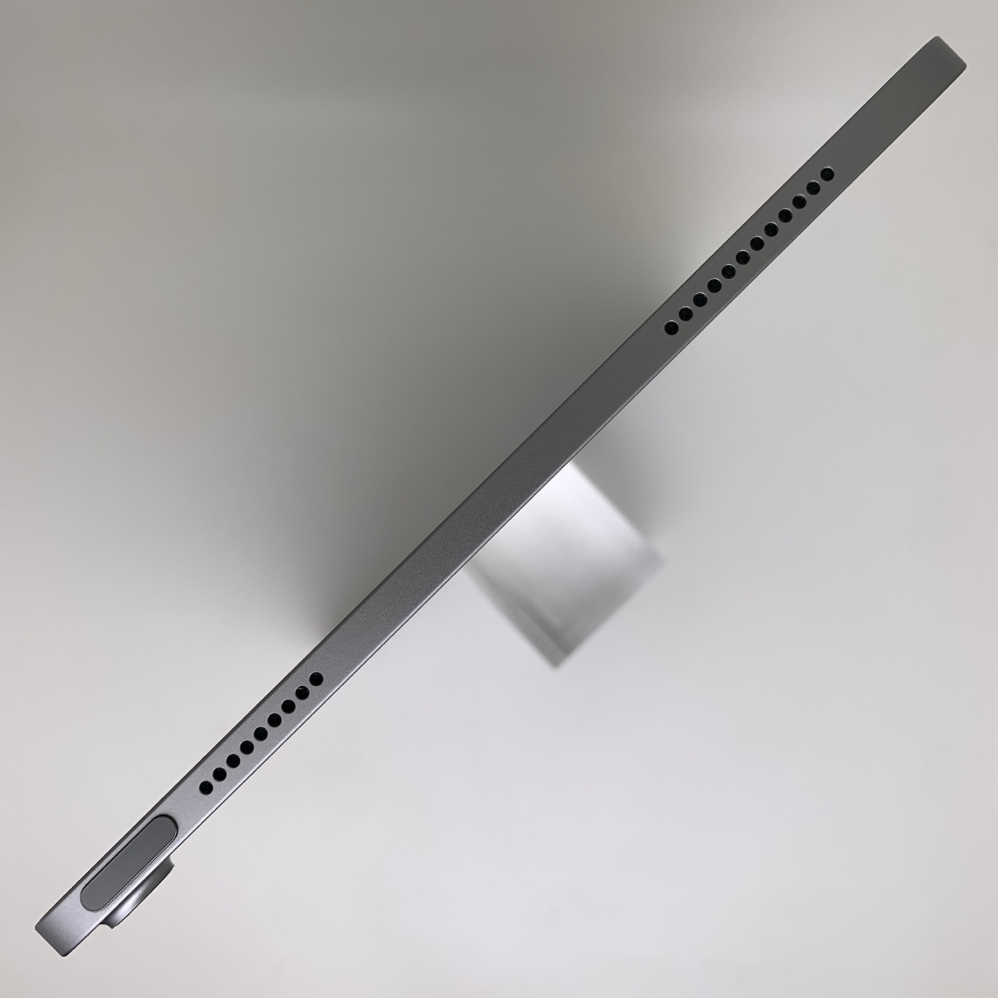 iPad Air 7 11-inch (2025) Space Gray, view 5