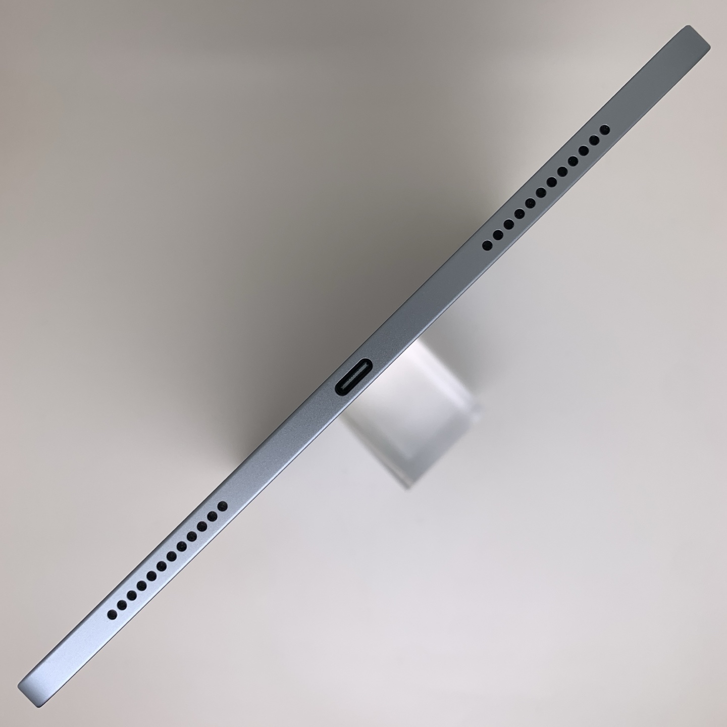 iPad Air 8 11-inch (2026) Blue, view 6