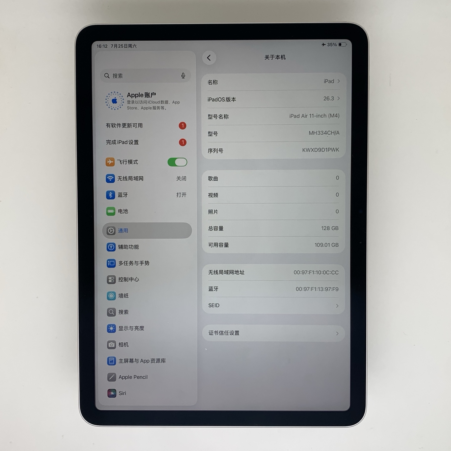iPad Air 8 11-inch (2026) Starlight, view 2