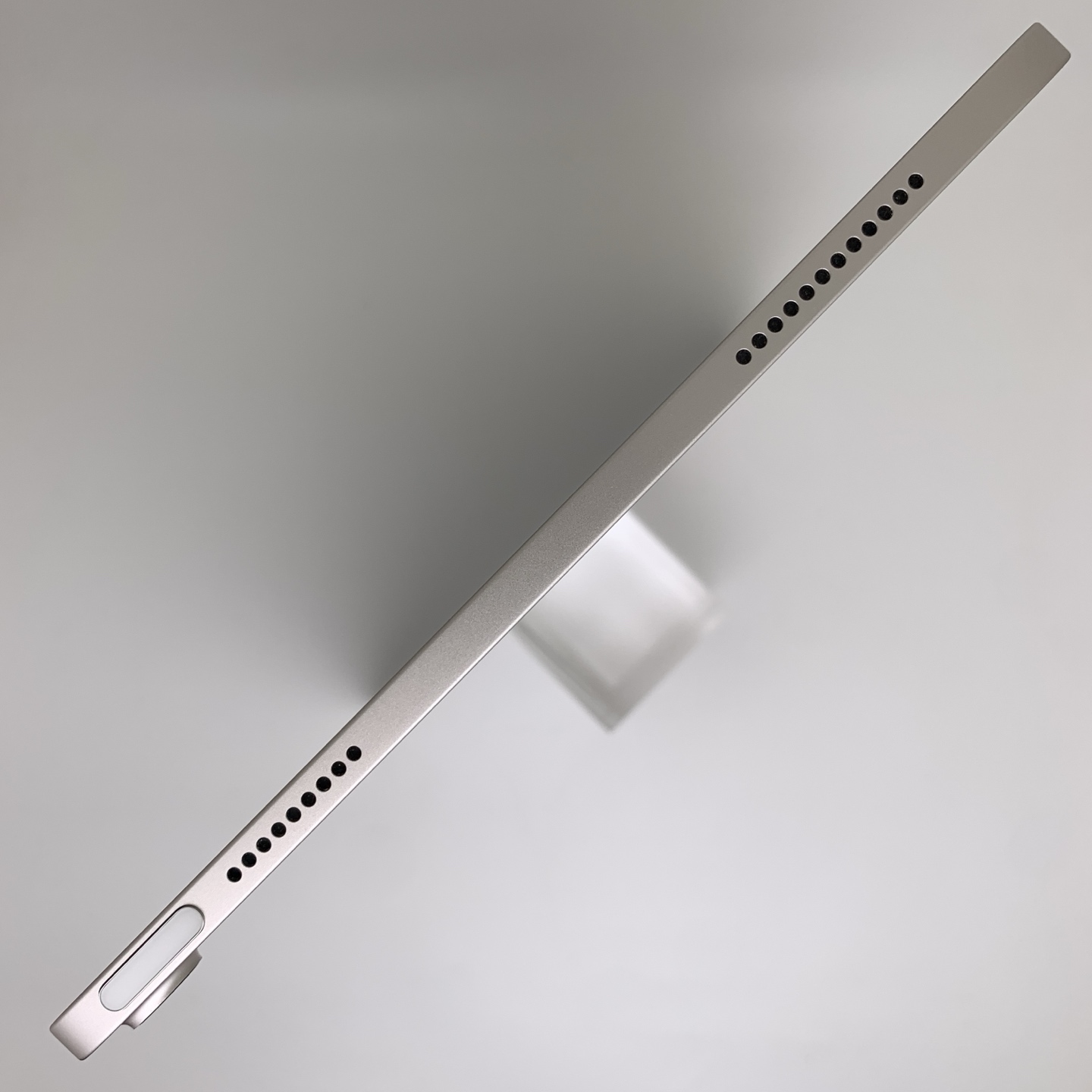 iPad Air 8 11-inch (2026) Starlight, view 5