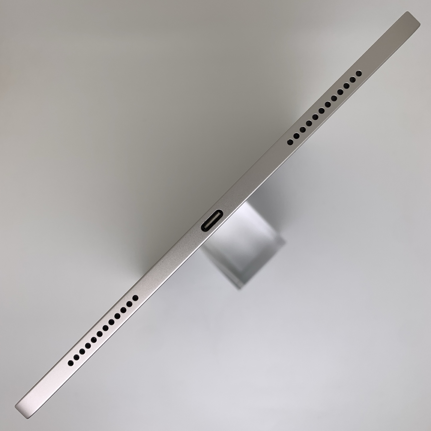 iPad Air 8 11-inch (2026) Starlight, view 6