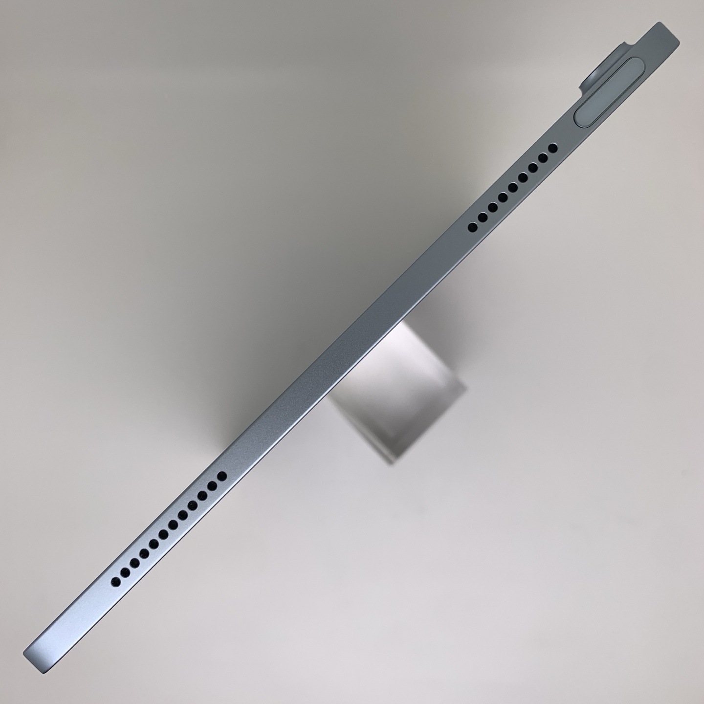 iPad Air 8 11-inch (2026) Blue, view 5
