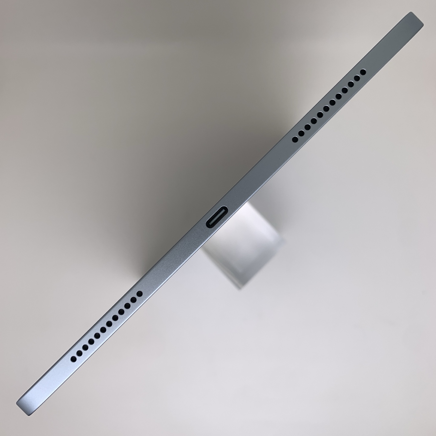 iPad Air 8 11-inch (2026) Blue, view 6
