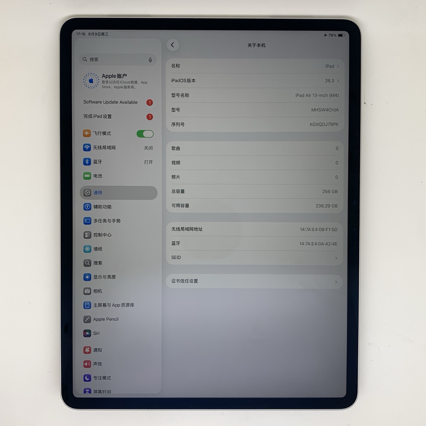 iPad Air 8 13-inch (2026) Silver, view 2
