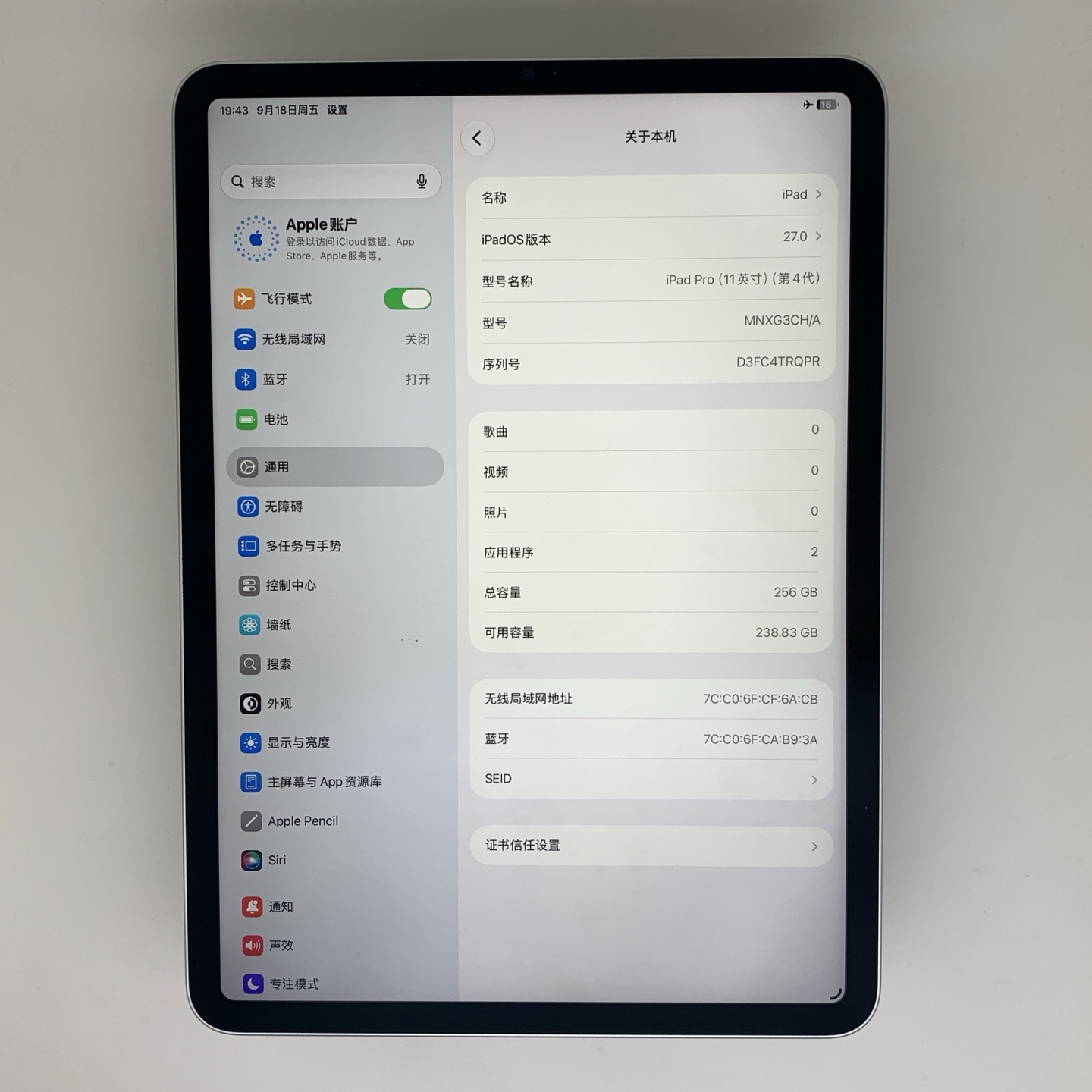 iPad Pro 11-inch (2022) Silver, view 2