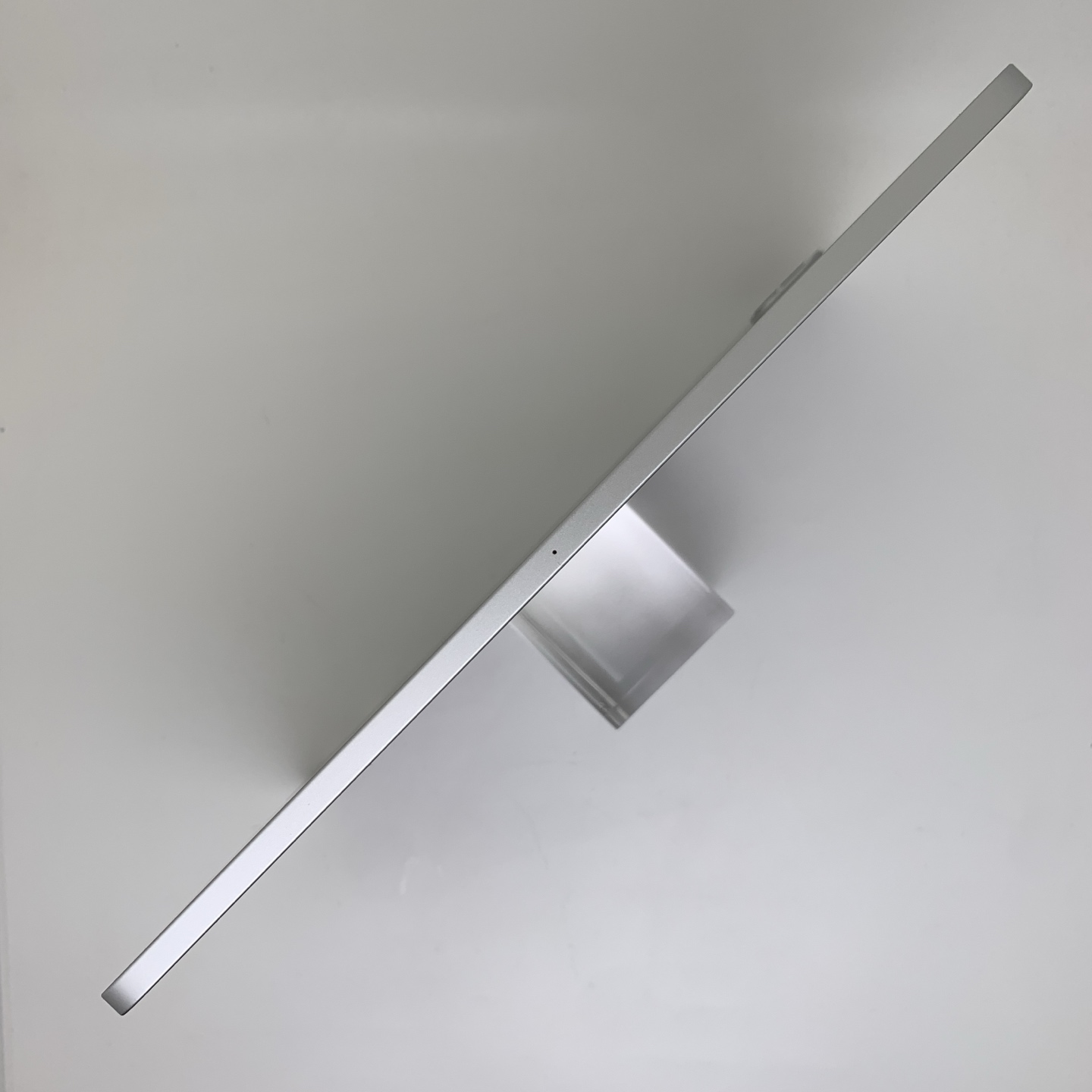 iPad Pro 11-inch (2022) Silver, view 3
