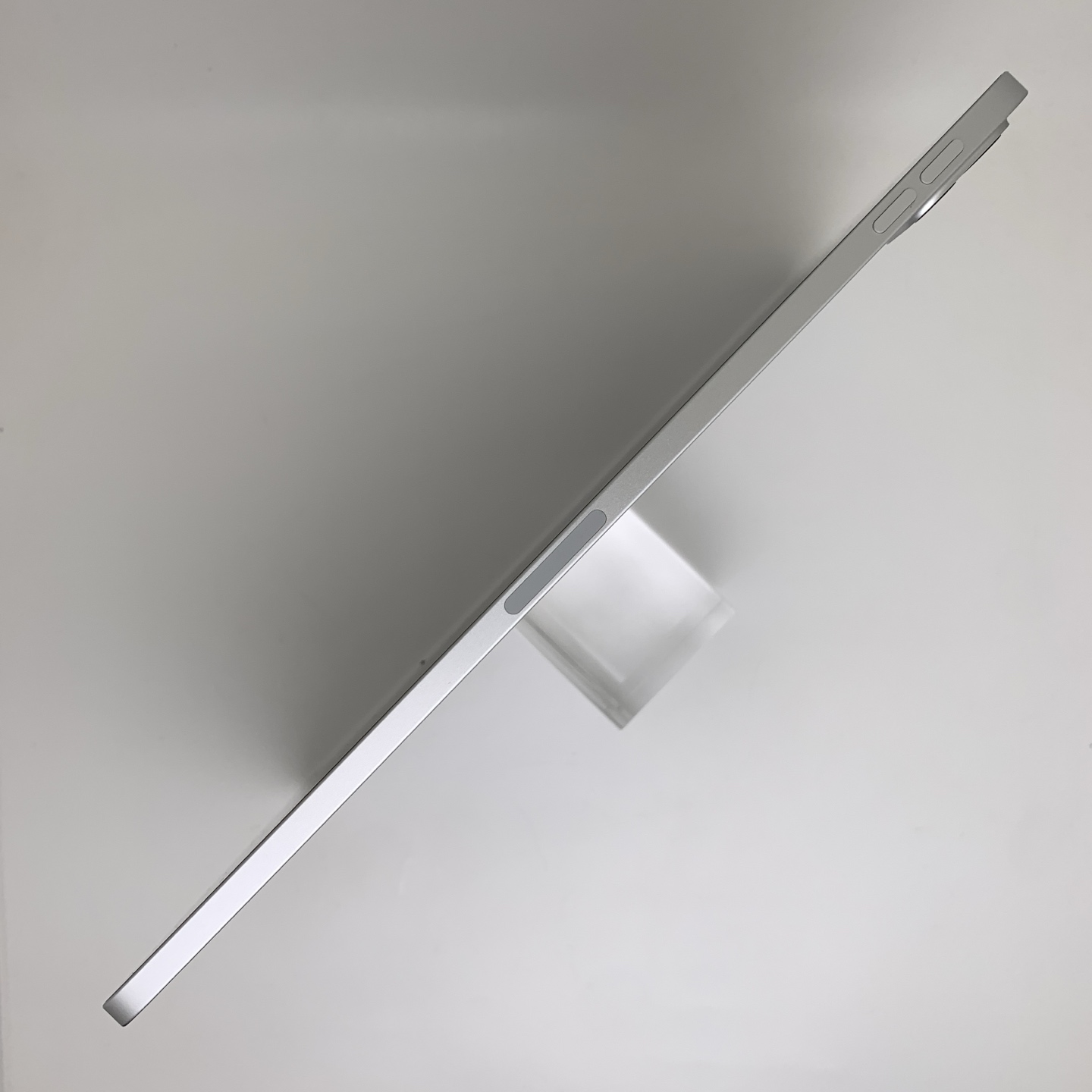 iPad Pro 11-inch (2022) Silver, view 4