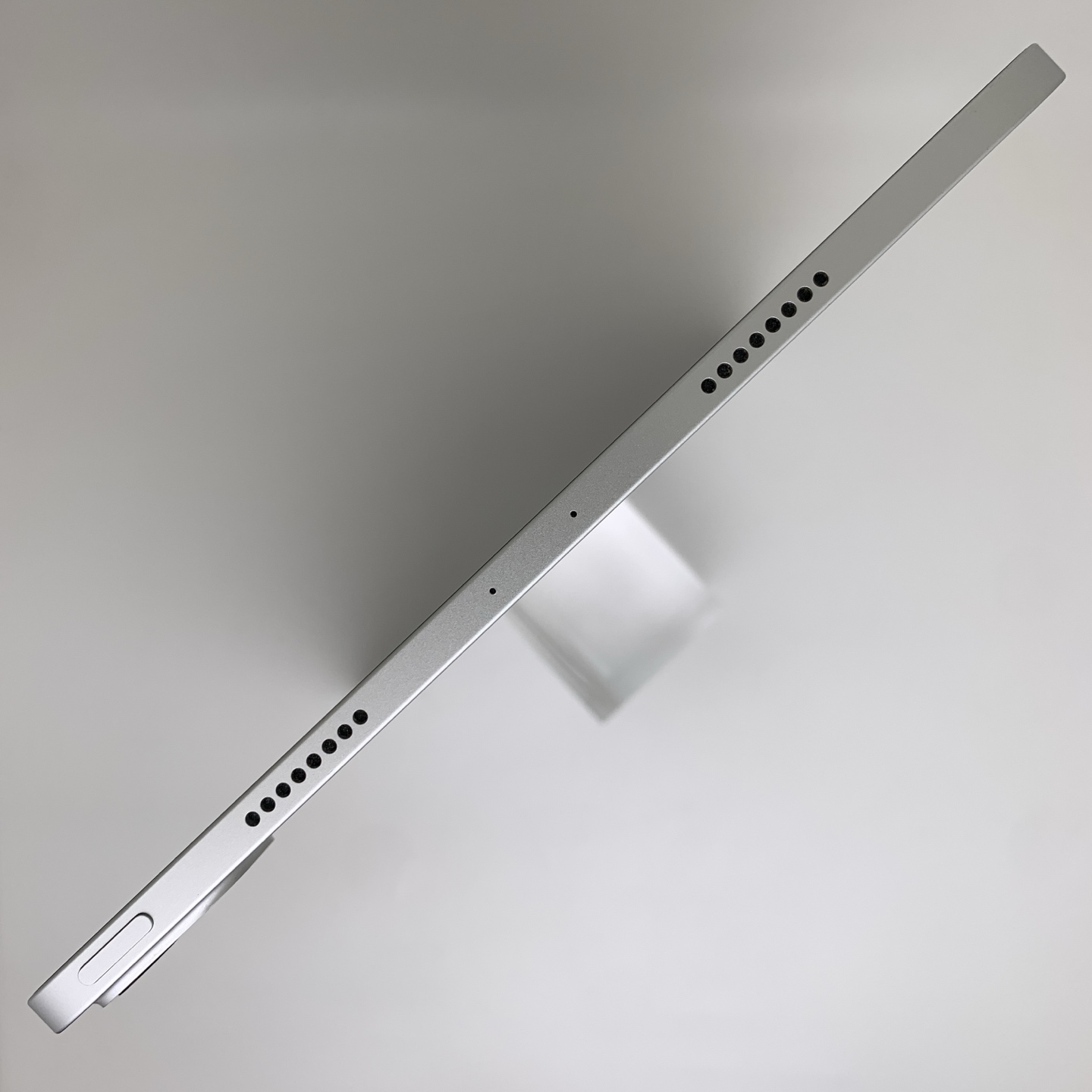 iPad Pro 11-inch (2022) Silver, view 5