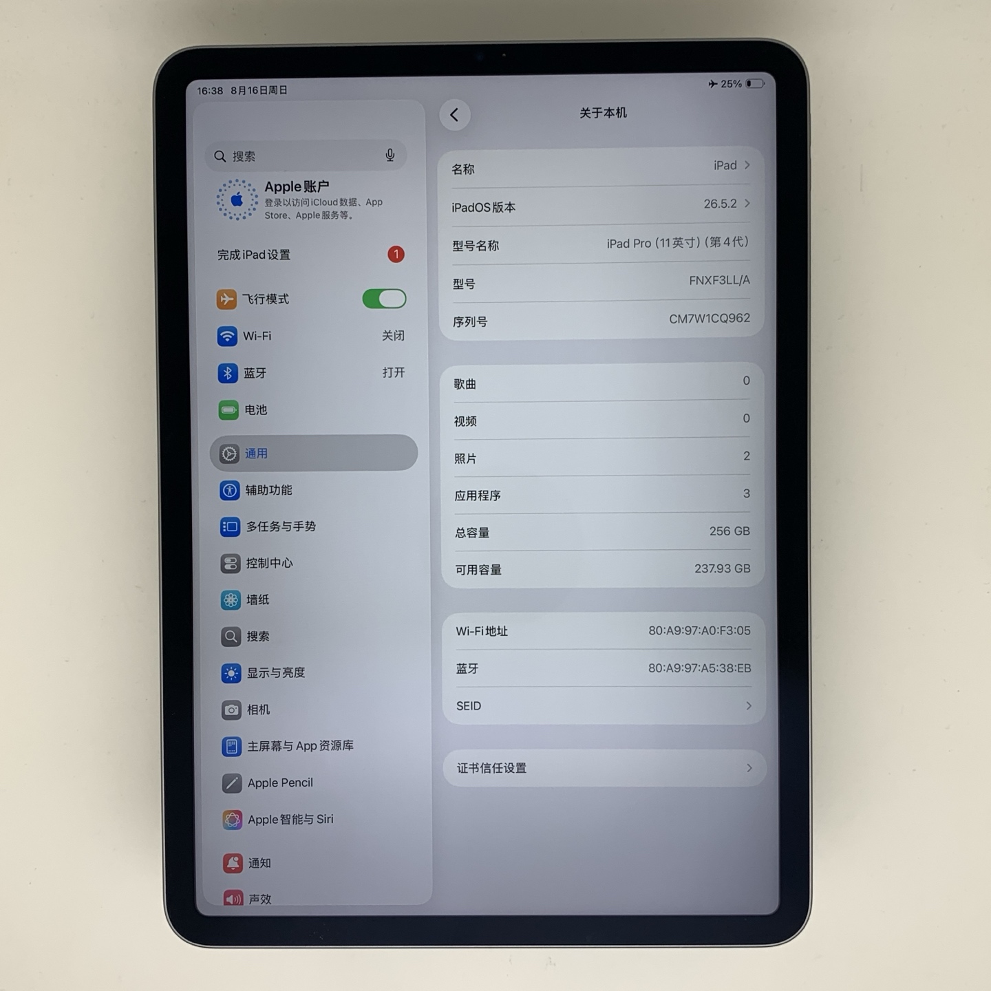 iPad Pro 11-inch (2022) Space Gray, view 2