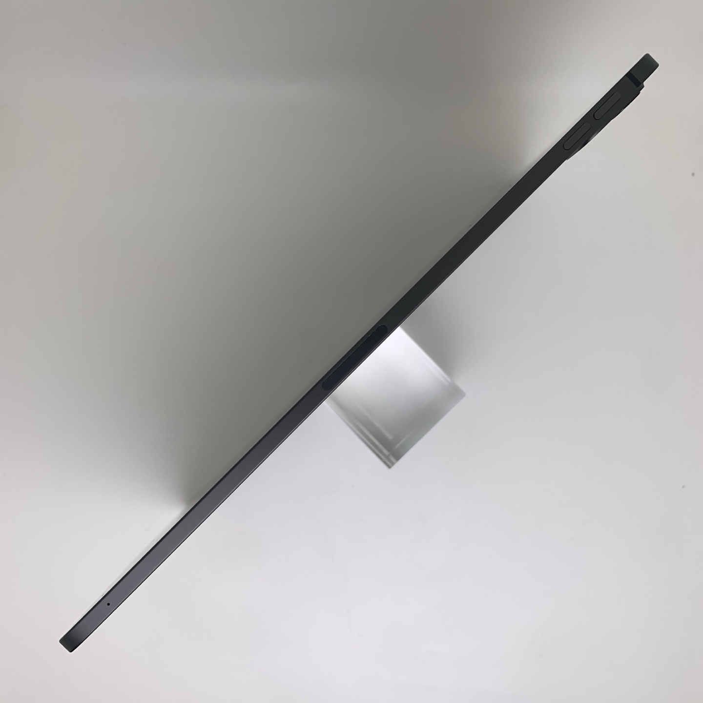 iPad Pro 11-inch (2024) Black, view 3