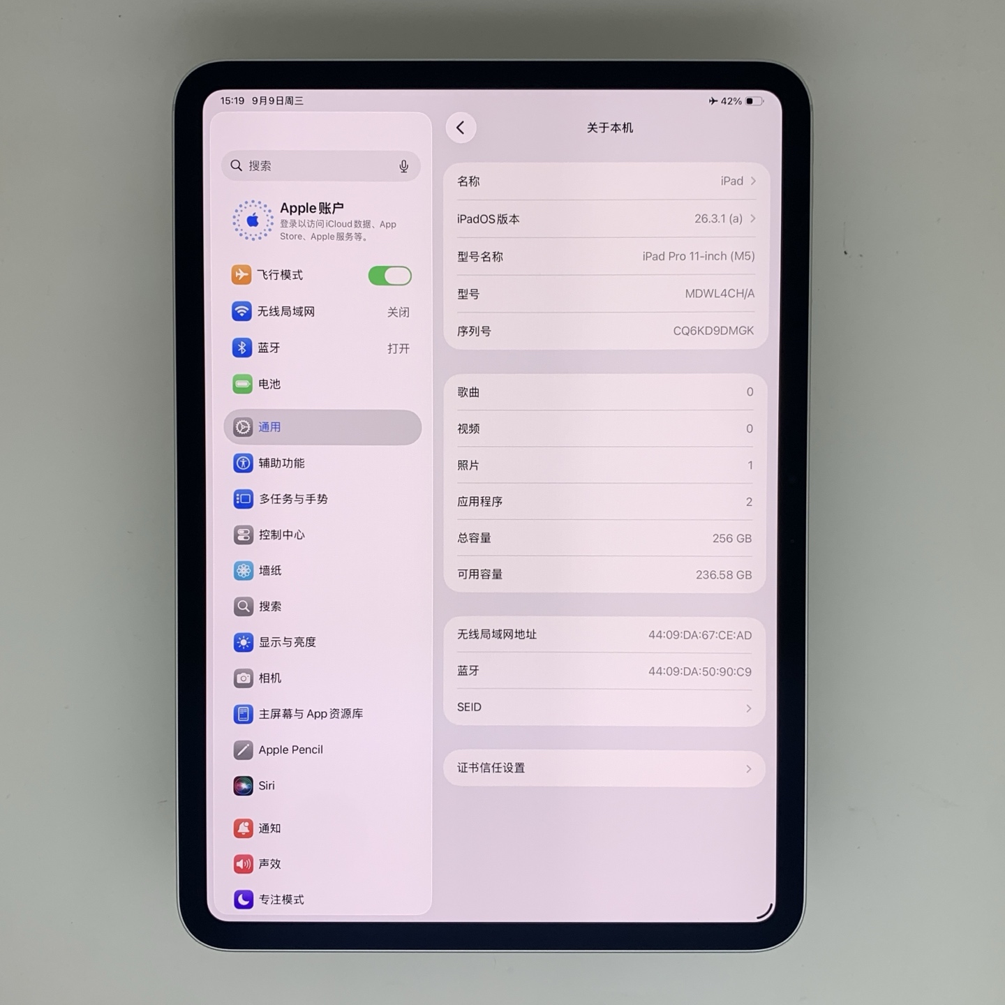 iPad Pro 11-inch (2025) Silver, view 2