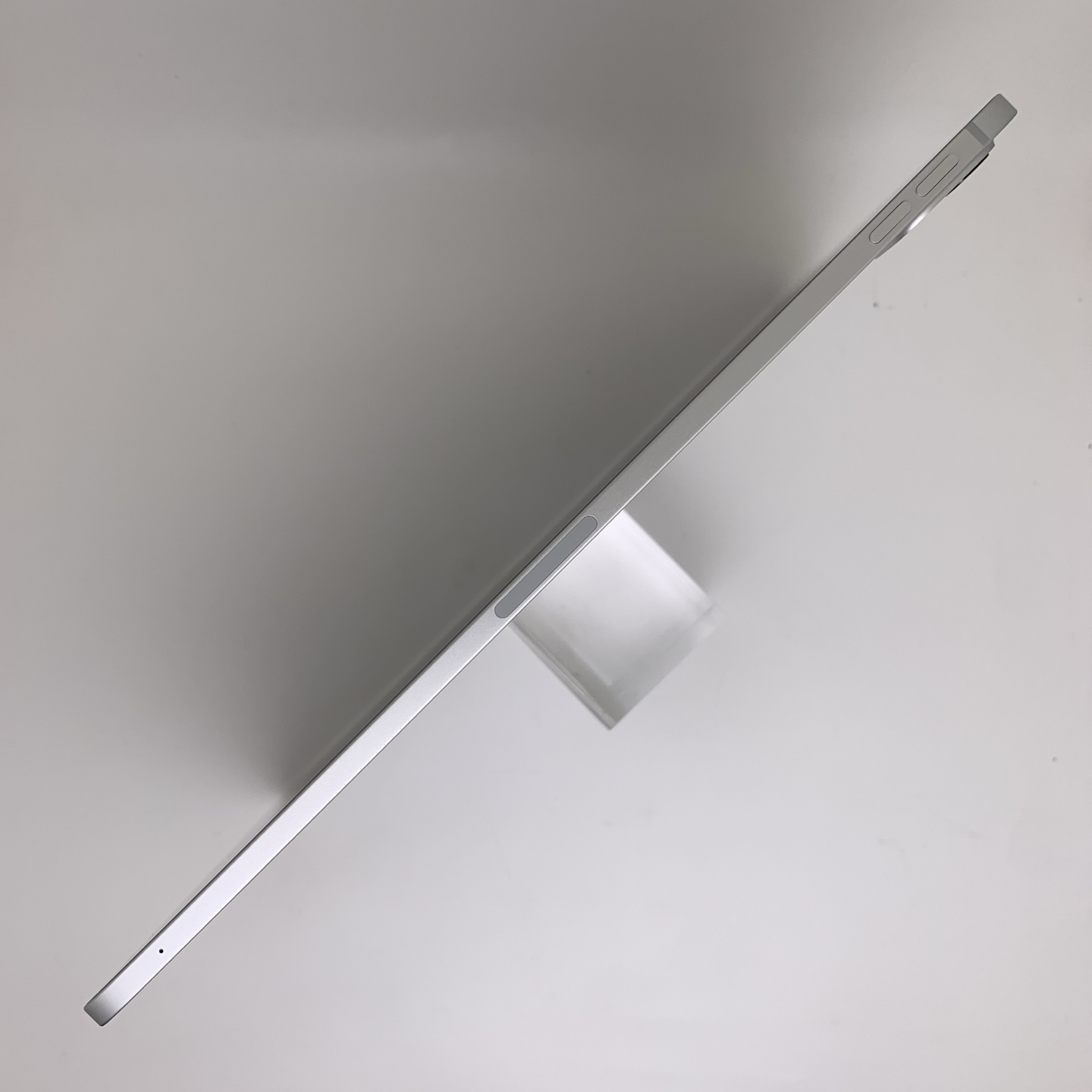 iPad Pro 11-inch (2025) Silver, view 4