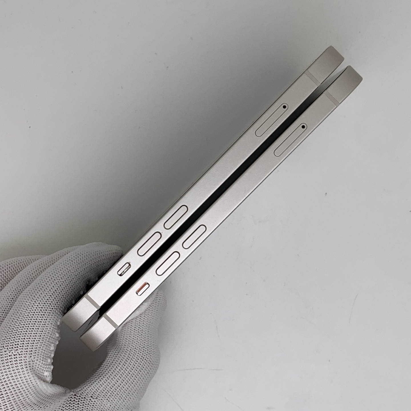 iPhone 13 Starlight, view 4