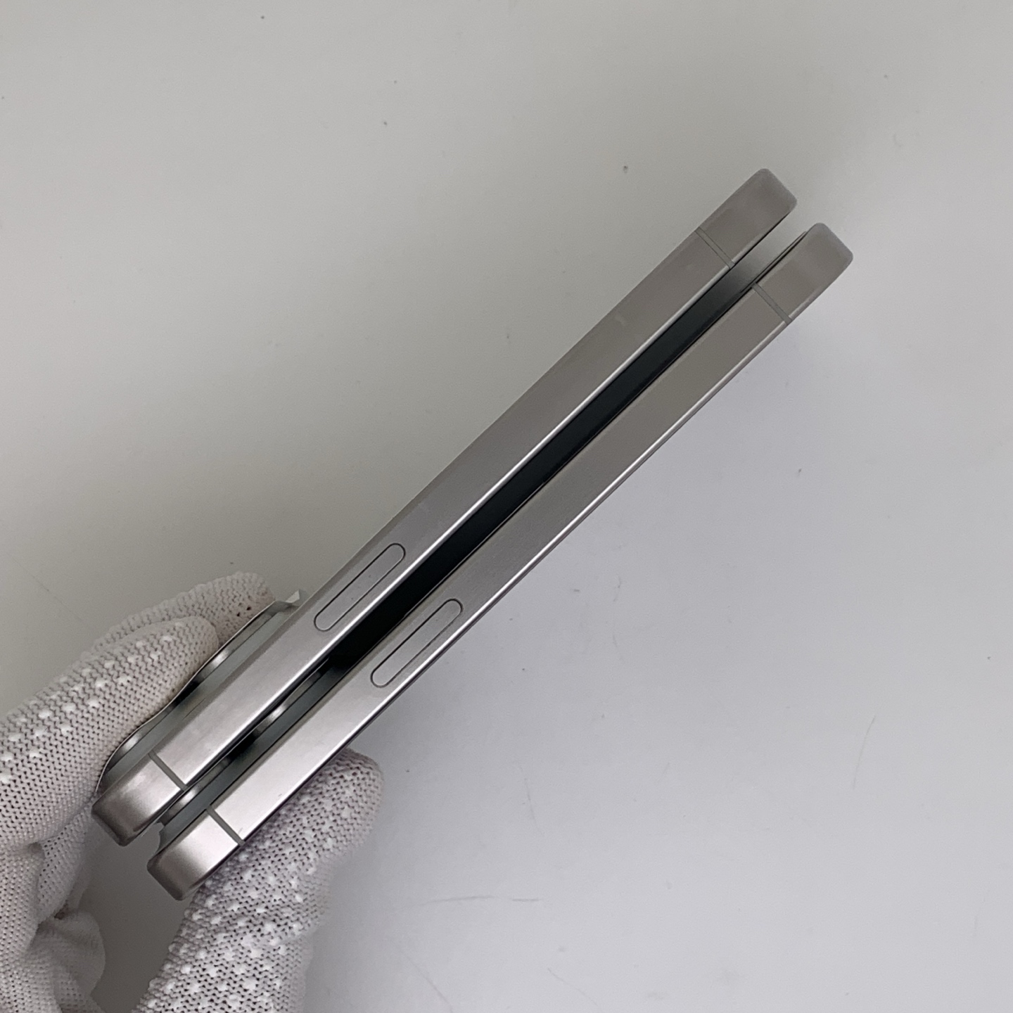 iPhone 15 Pro White Titanium, view 3