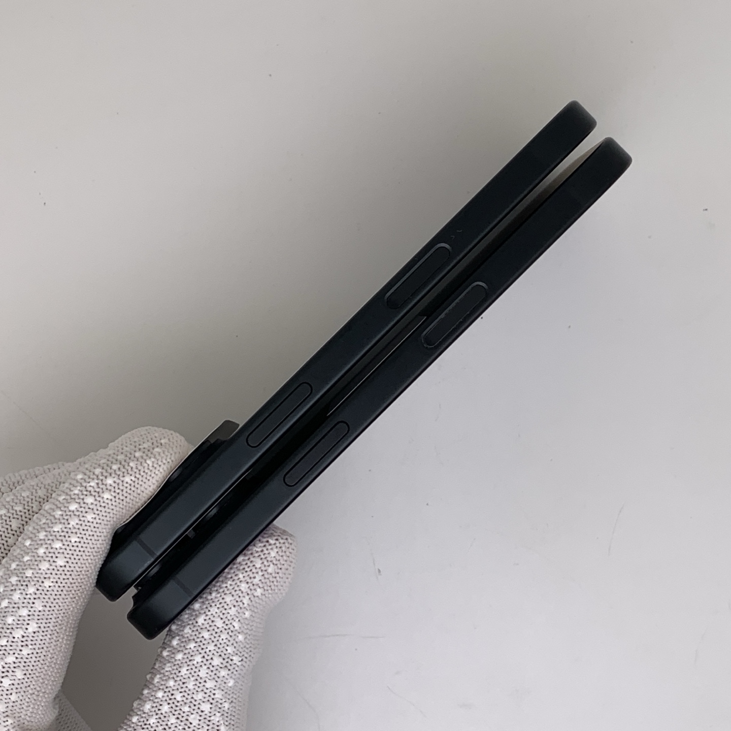 iPhone 16 Black, view 3