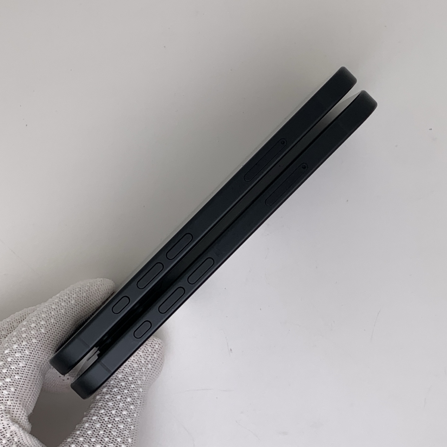 iPhone 16 Black, view 4