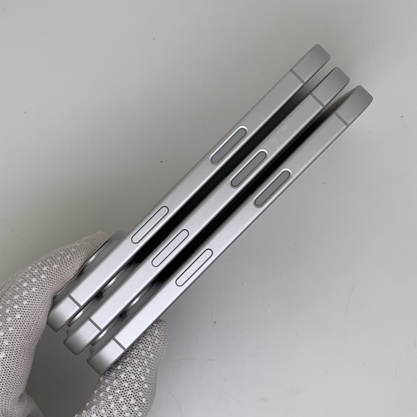 iPhone 16 White, view 3