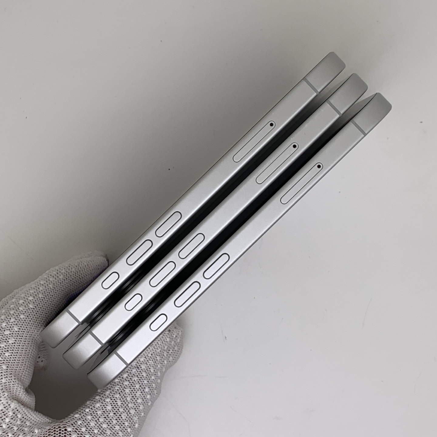 iPhone 16 White, view 4