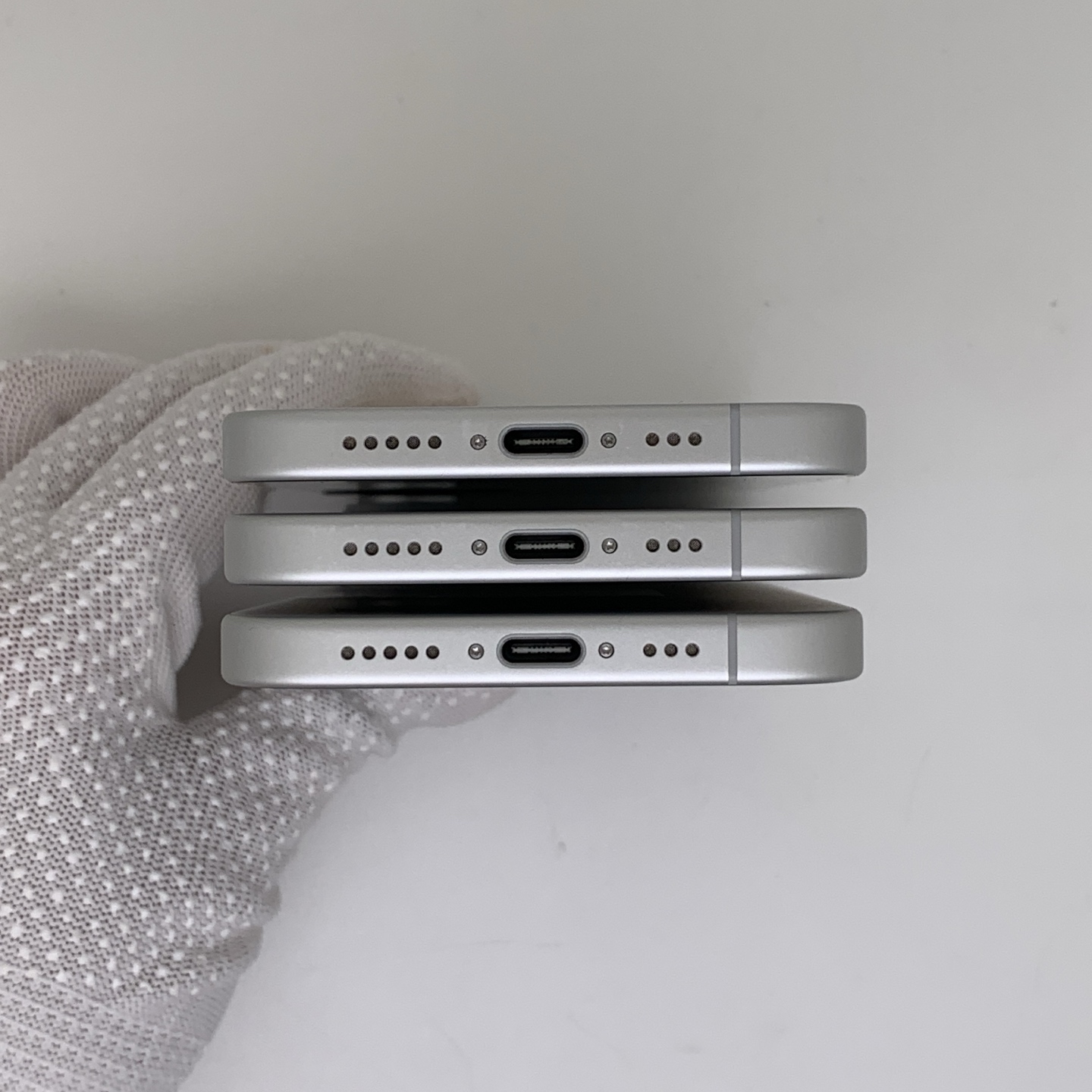 iPhone 16 White, view 6