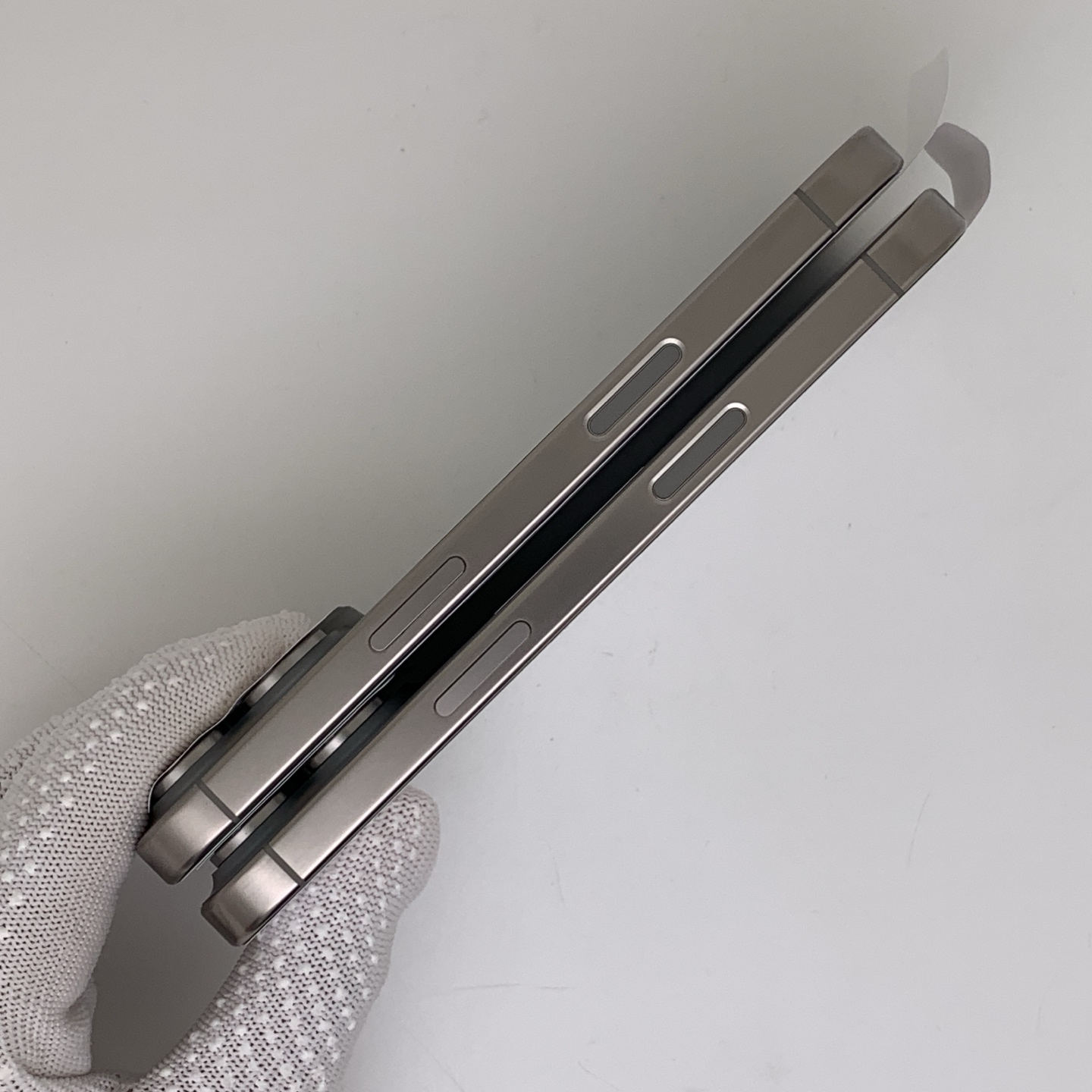 iPhone 16 Pro Natural Titanium, view 3