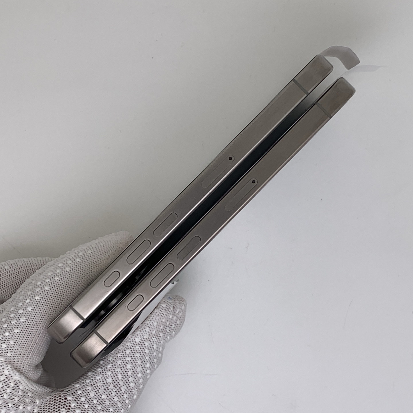 iPhone 16 Pro Natural Titanium, view 4