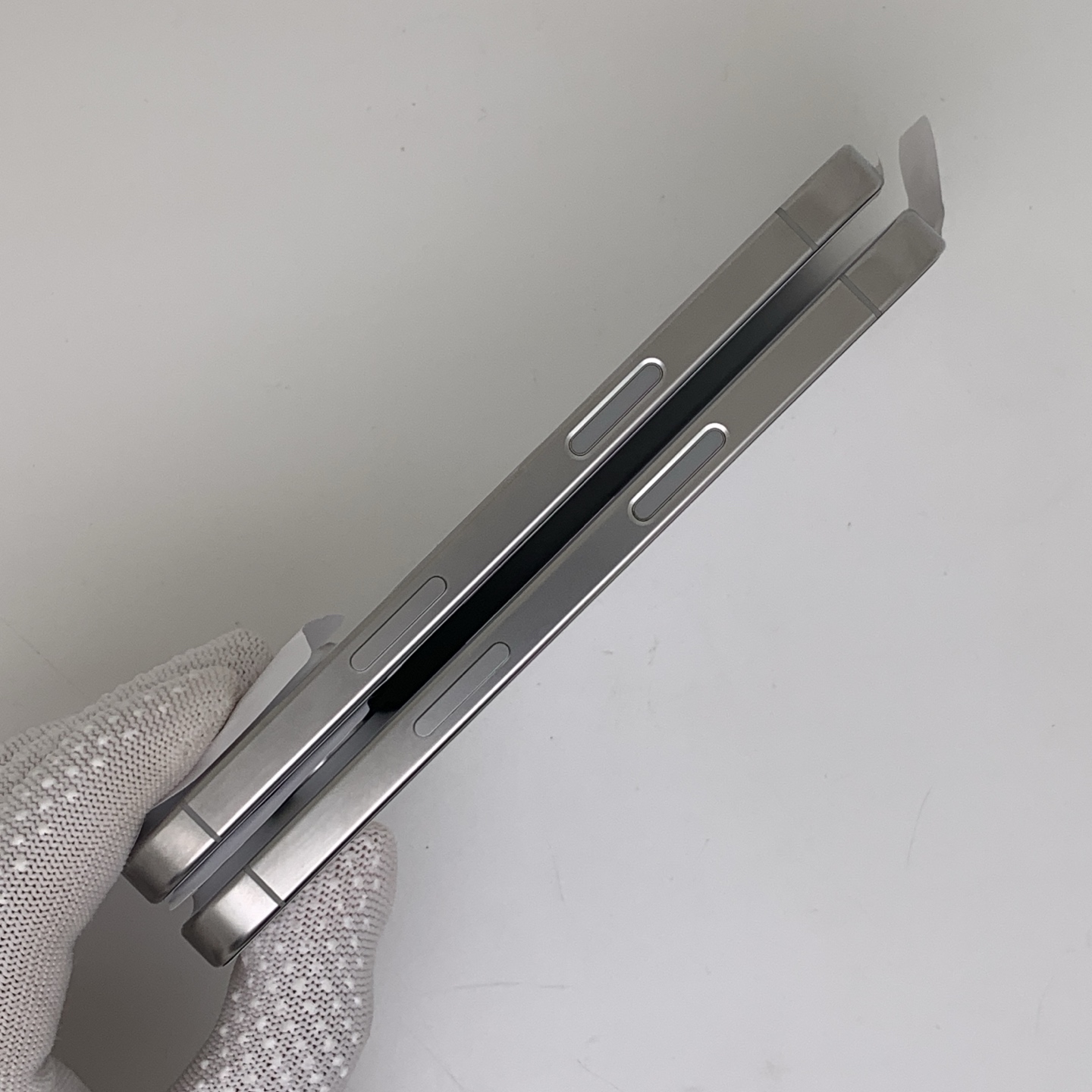 iPhone 16 Pro White Titanium, view 3