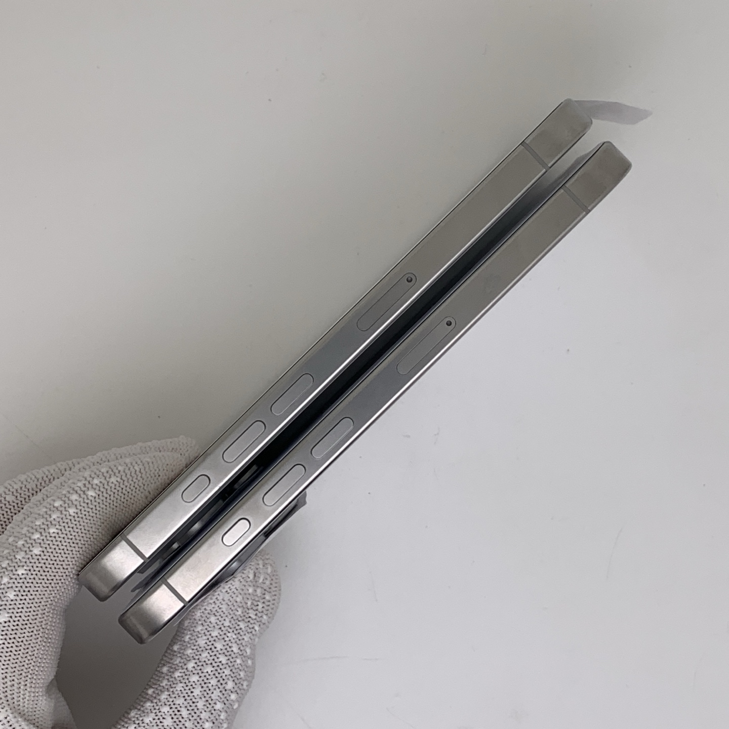 iPhone 16 Pro White Titanium, view 4