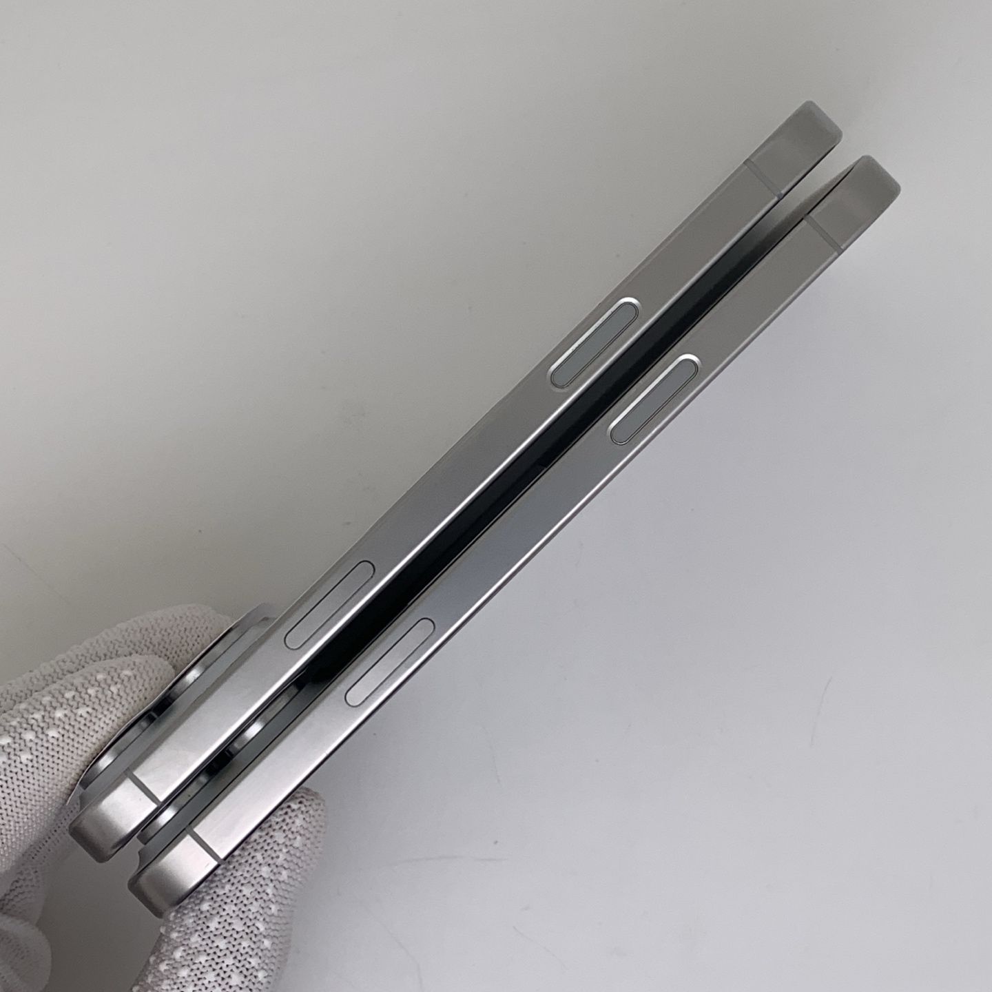 iPhone 16 Pro Max White Titanium, view 3