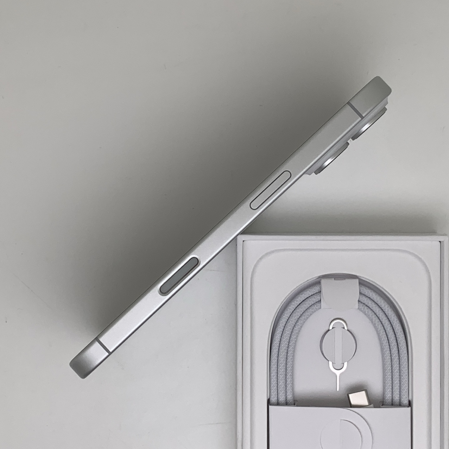 iPhone 17 White, view 4